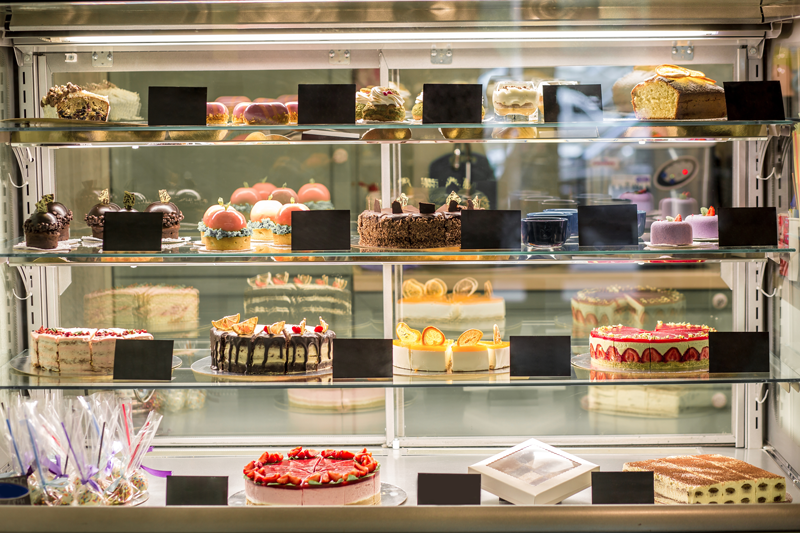 Gasvitrine mit zahlreichenKuchen undTorten