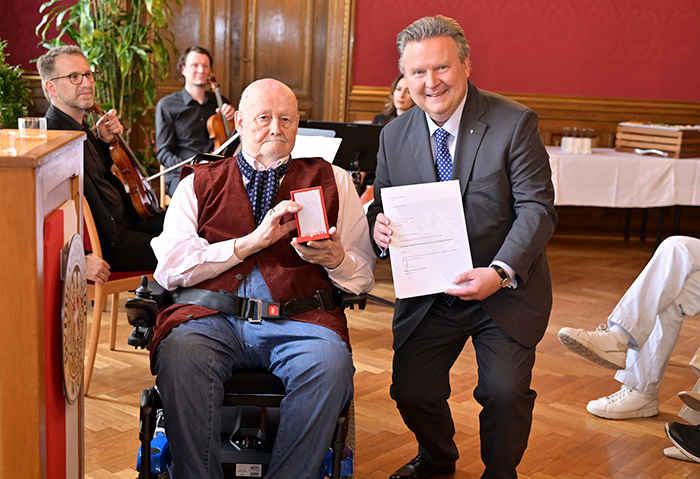 BM Michael Ludwig übberreicht das Silberne Ehrenzeichen der Republik Österreich