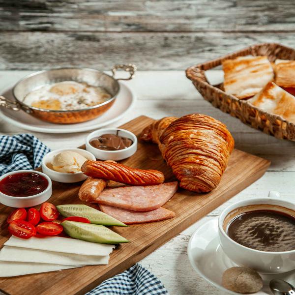 Brunch mit Kaffee, Spiegelei, Croissant,Gemüse, Käse, Marmelade