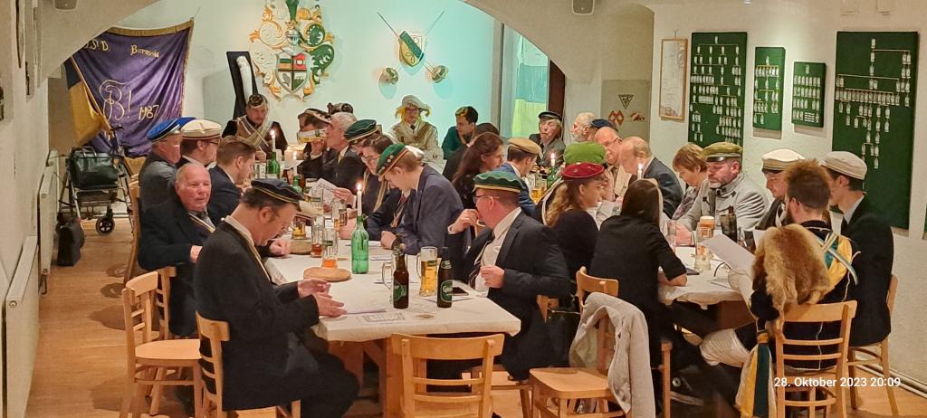mit Gästen und Chargierten gefüllter Kneipsaal der Bude Borussiae zum 101. Stiftungsfest