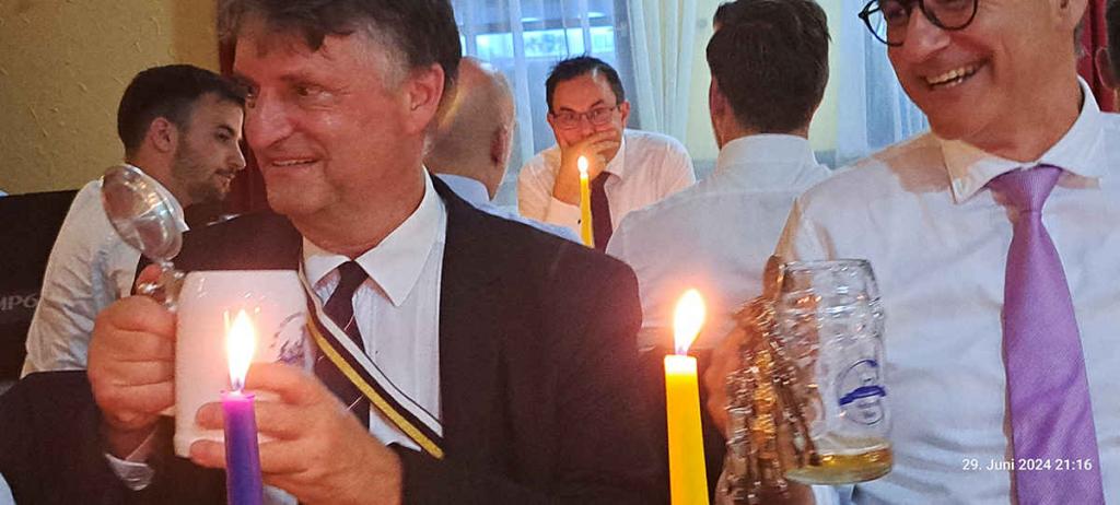 bei der Hitze im Kommerslokal galt gelockerte Kleidung