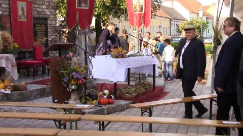 Vorbereitungen für die Heilige Messe im Freien zum Erntedank in Rodingersdorf