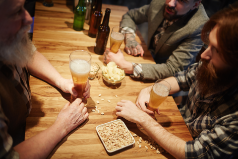 gemütliches Beisammensein bei Bier und Snacks