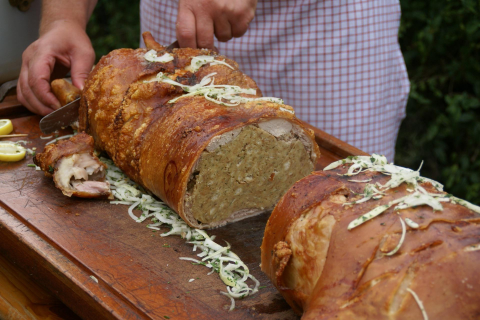 Spanferkel in Portionen schneiden