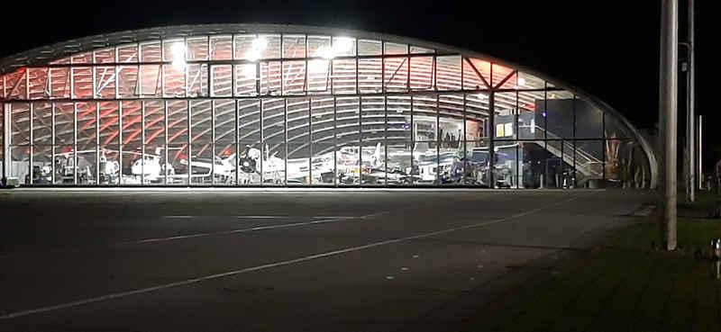 Bick auf die nachts besonders imposante Hangar-7-Halle 