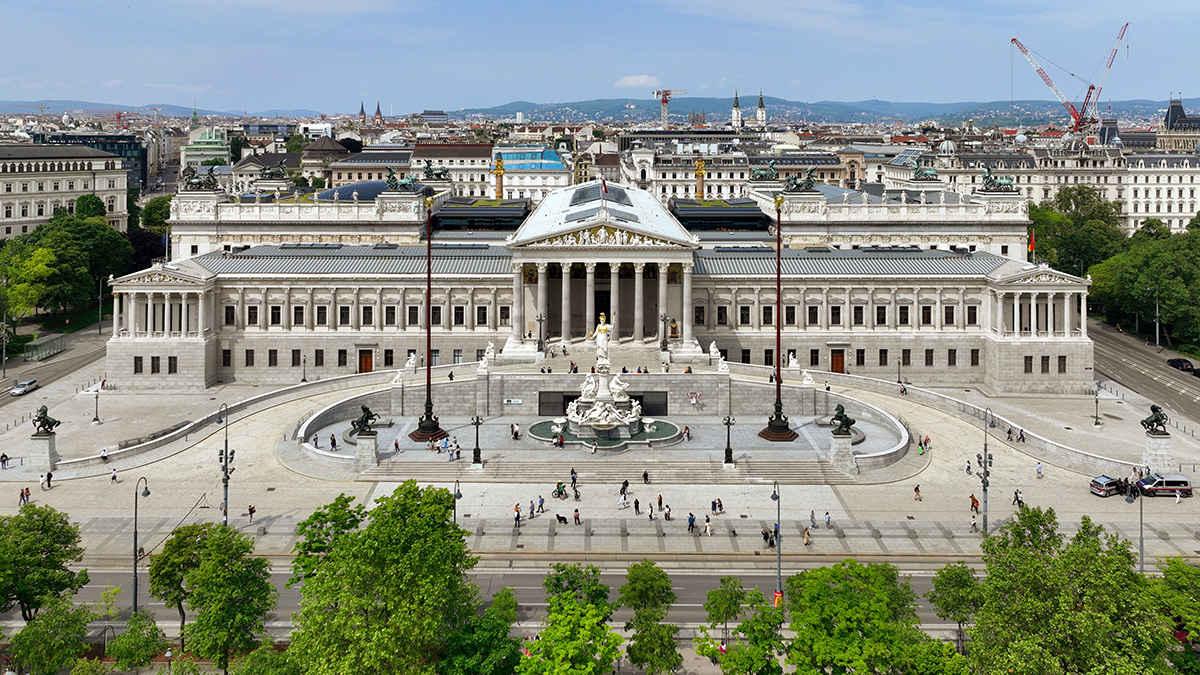 Parlamentsgebäude in Wien Vorderansicht Luftbild C.Stadler Bwag Wikipedia