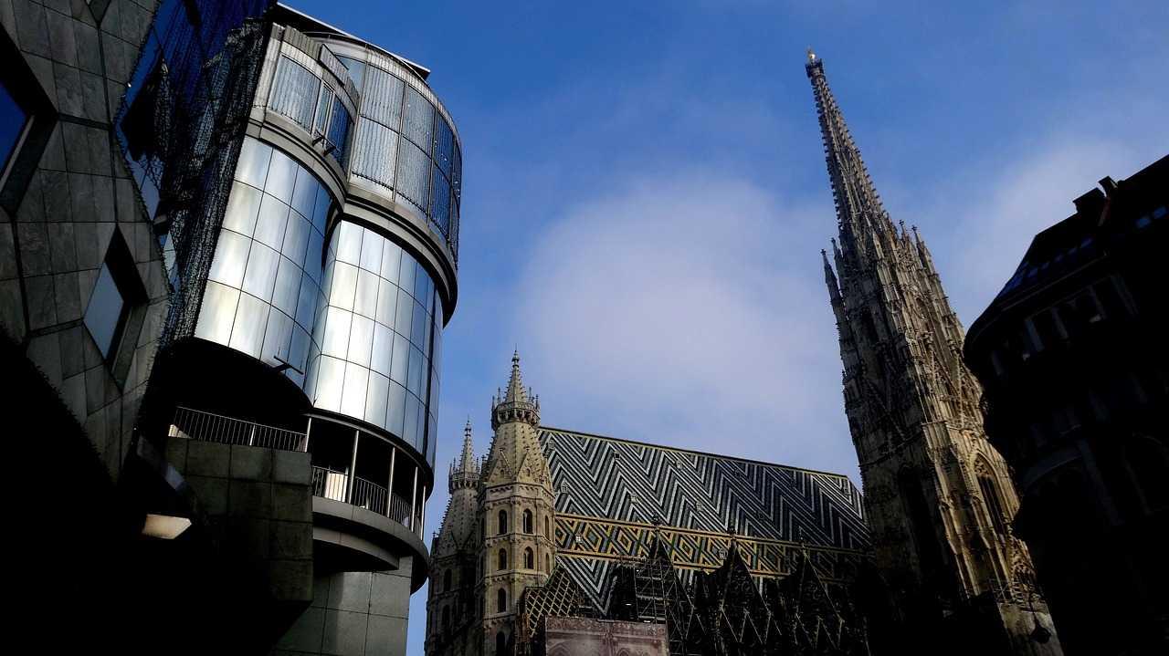 Staphansdom in Wien gegen blauen Himmel fotografiert, links ein Teil des Haashauses