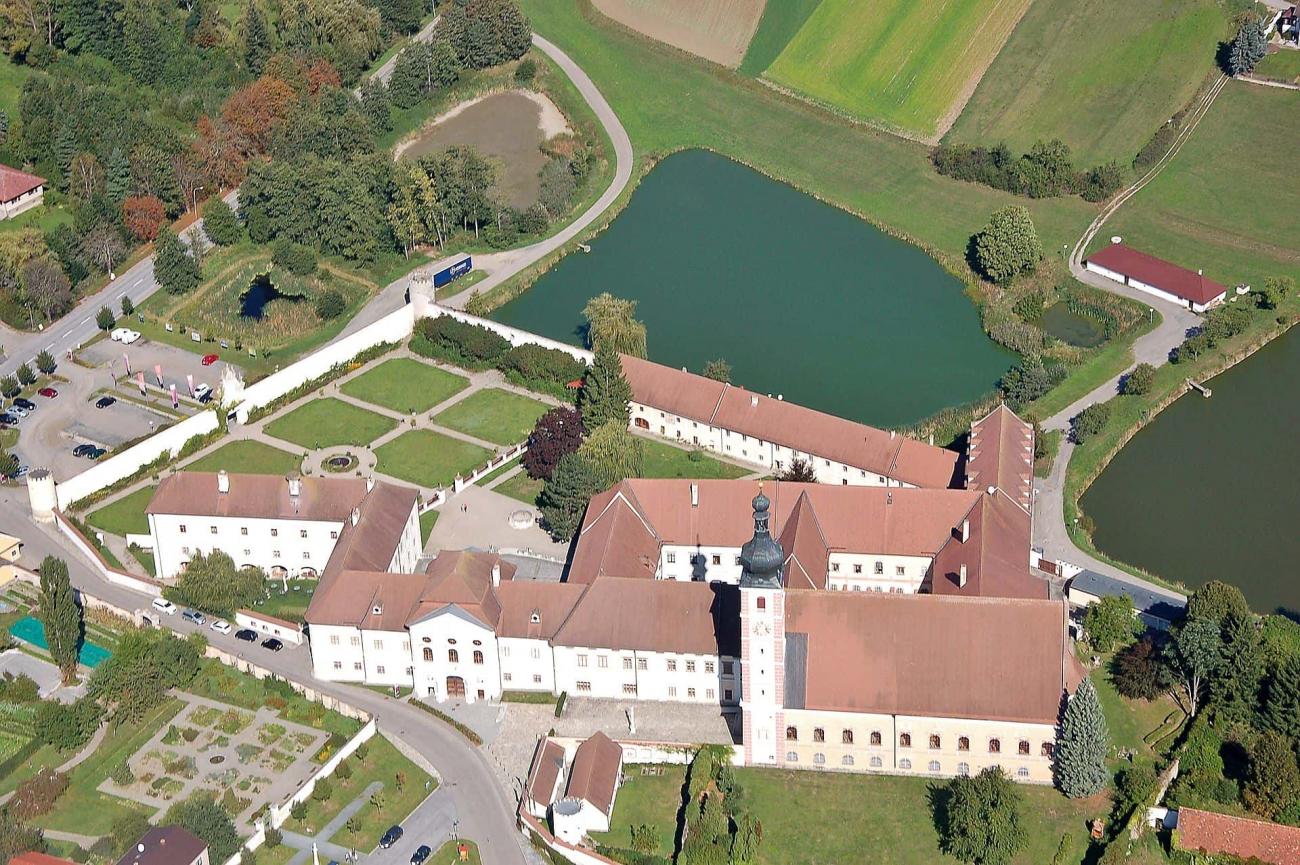 Luftbid des Prämonstratenserstiftes in Geras