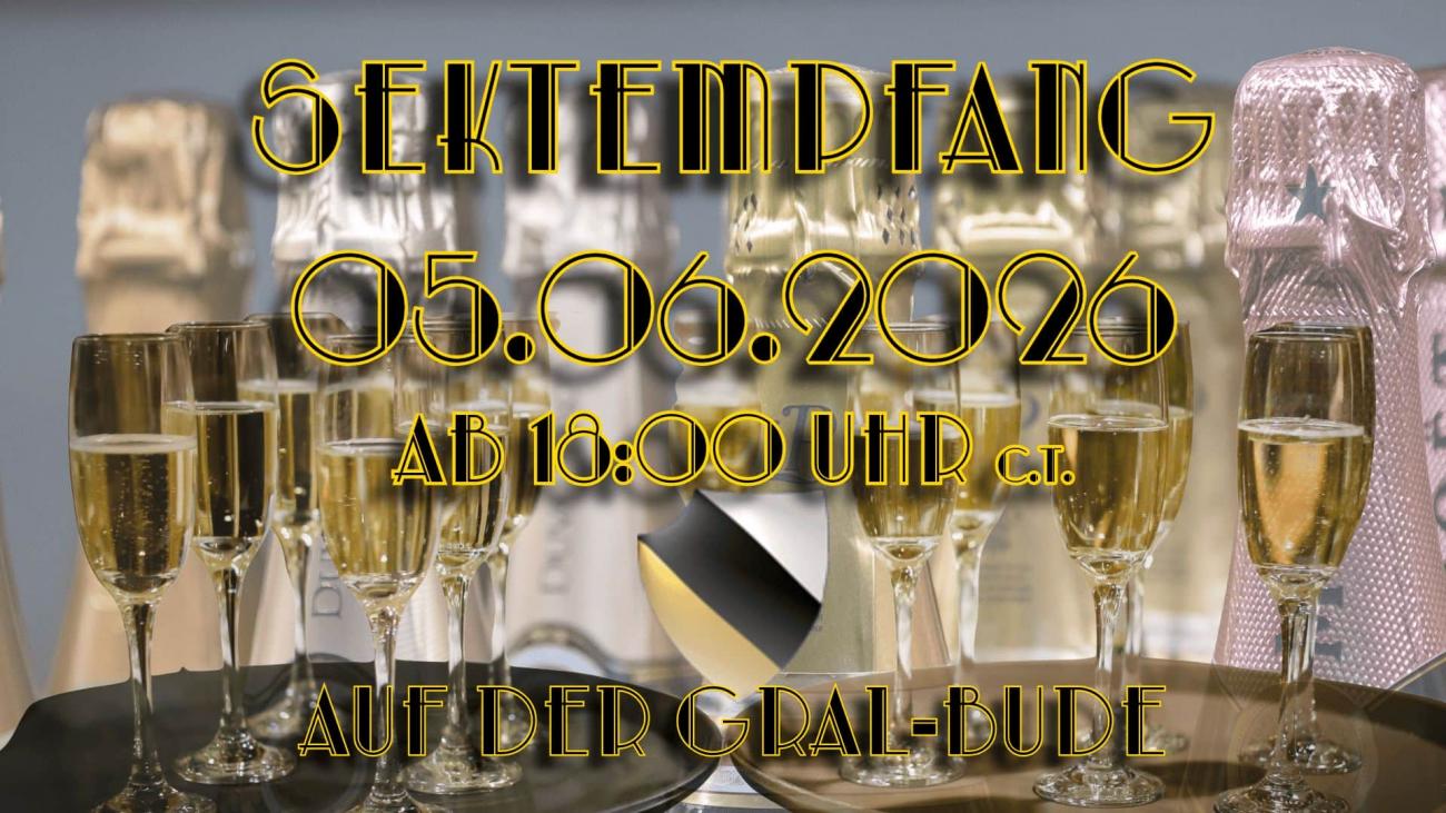 Sektempfang: im vordergrund Sektgläser, dahinter ungeöffnete Sektflaschen 