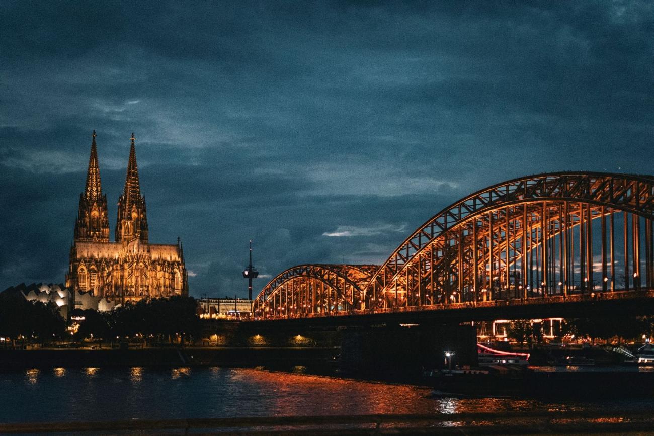 Kölner Dom mit Deutzer Brücke in Nachtstimmung