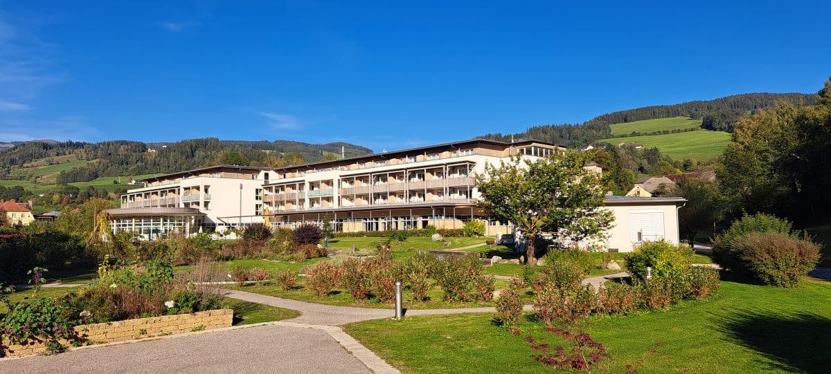 Reha-Klinik Bad St. Leonhard im Lavanttal (K), Ansicht der Gartenseite