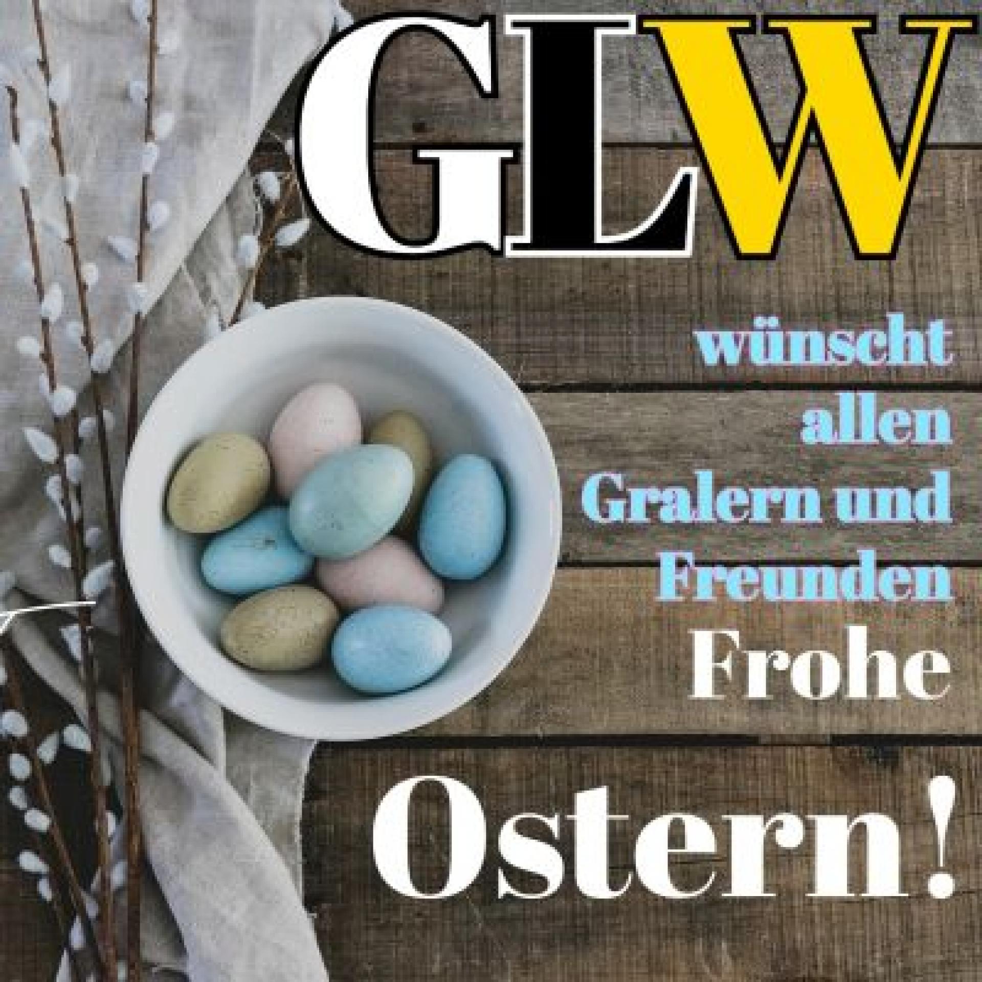 Osterwünsche vor Bretterhintergrund mit Ostereiern in rosa und hellblau in weißer Schale, links Palmzweige