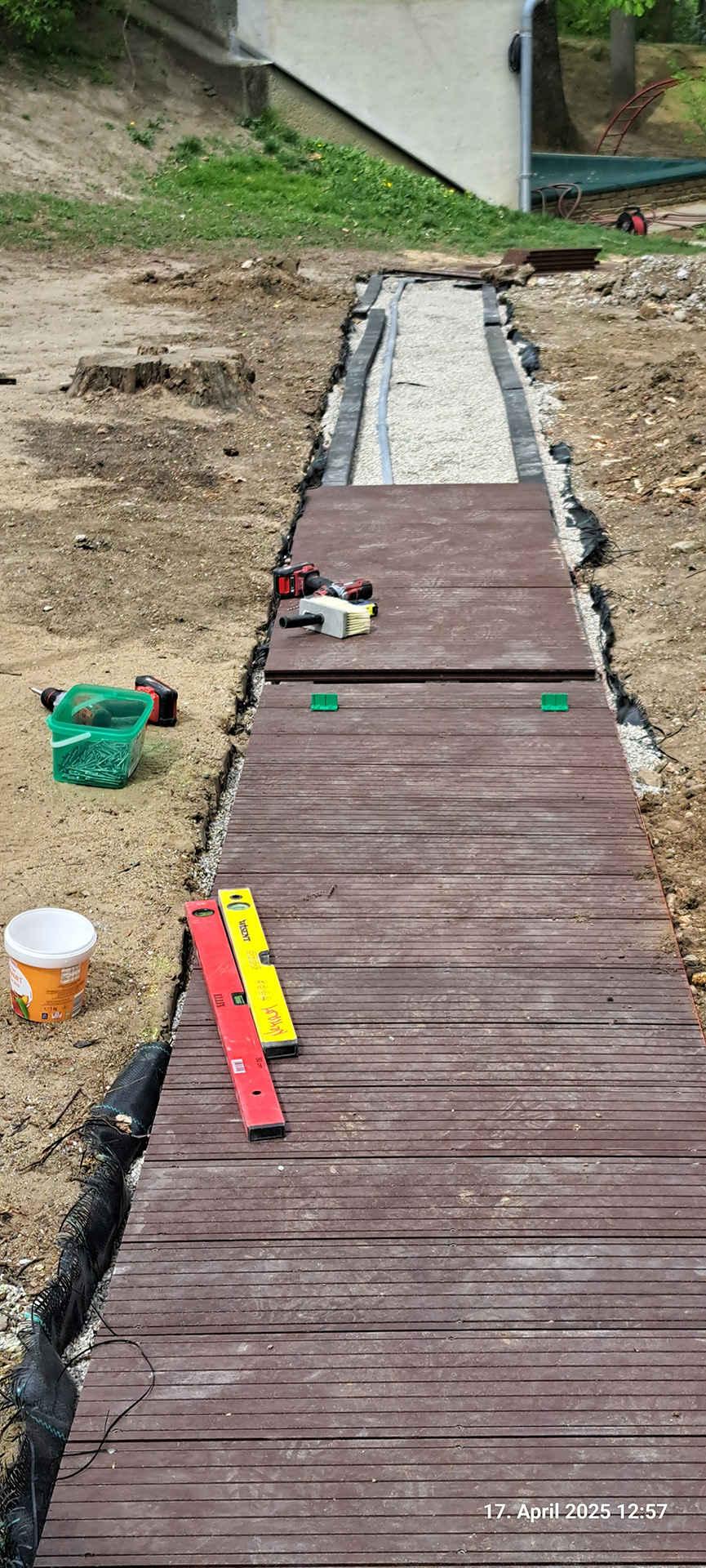 Budenweg neu Tag 4 Gerades noch unfertiges Stück des neuen Zugangsweges aus Recyclingmaterial