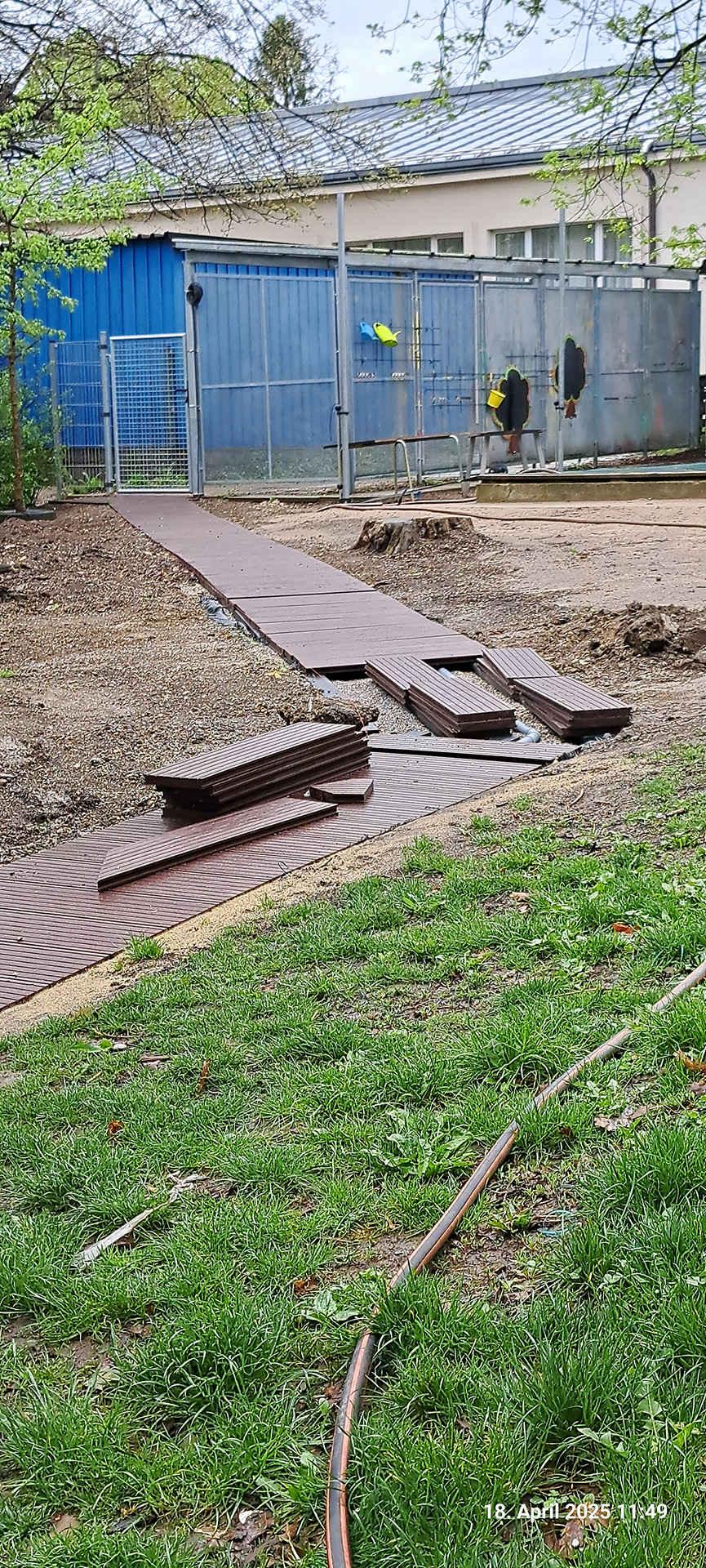 Budenzugang neu am Tag 5 Noch nicht ganz fertiger Weg aus Recyclingmaterial
