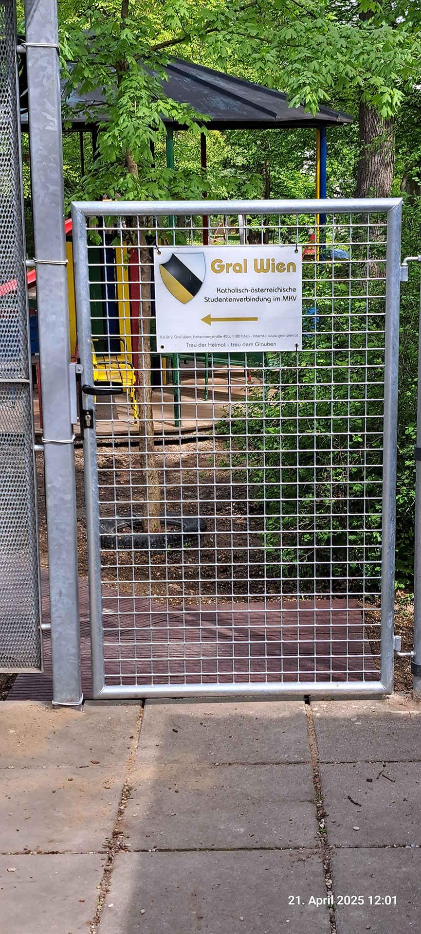 Neues Gittertor für Gral Wien als Beginn des behindertengerechten Budenzugangs verzinktes Gittertor mit Namensschilder KÖStV Gral Wien