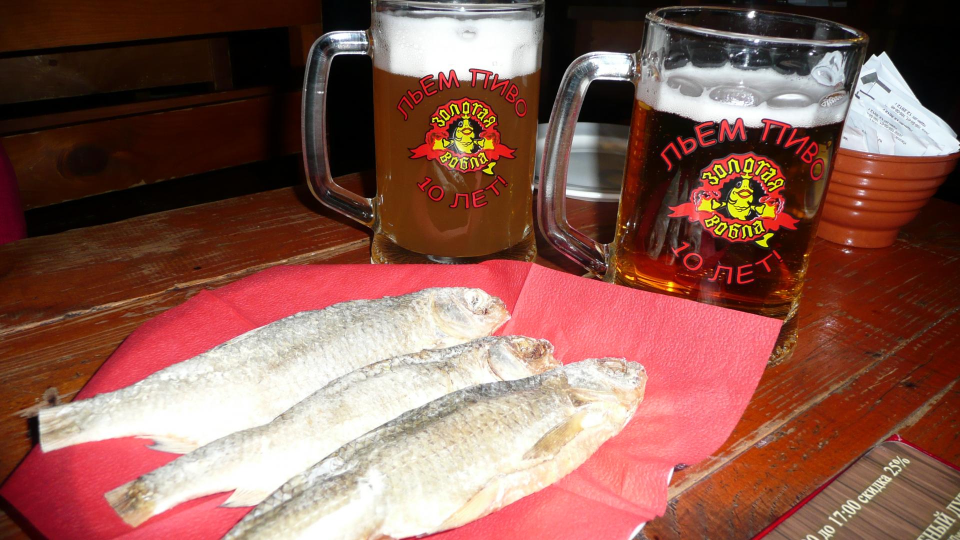 Snack zum Bier: Wobla Getrocknete, gesalzene Wobla und Bier